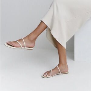 💥Target Hanna Toe ring sandal in white💥